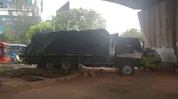 Hindari Ramai Pemotor, Sopir Truk Banting Setir ke Kanan Hantam Pembatas Jalan