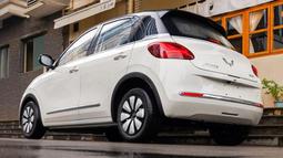 Wuling Bingo memiliki desain belakang yang membulat seperti desain depannya. Mobil ini juga memiliki lampu belakang berbentuk membulat dengan ukuran besar. Untuk menambah kesan sporty, Mobil ini memiliki spoiler di bagian belakangnya. Tak hanya depan dan belakang. Penutup velg nya juga bergaya retro. Jika dilihat dari segi desain, Mobil ini memiliki target pasar wanita. (Source: Liputan6.com)