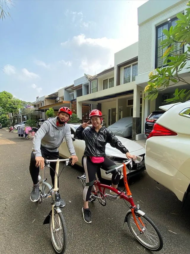 Seru dan Romantis, Ini 6 Momen Caesar Hito dan Felicya Angelista Gowes Bareng