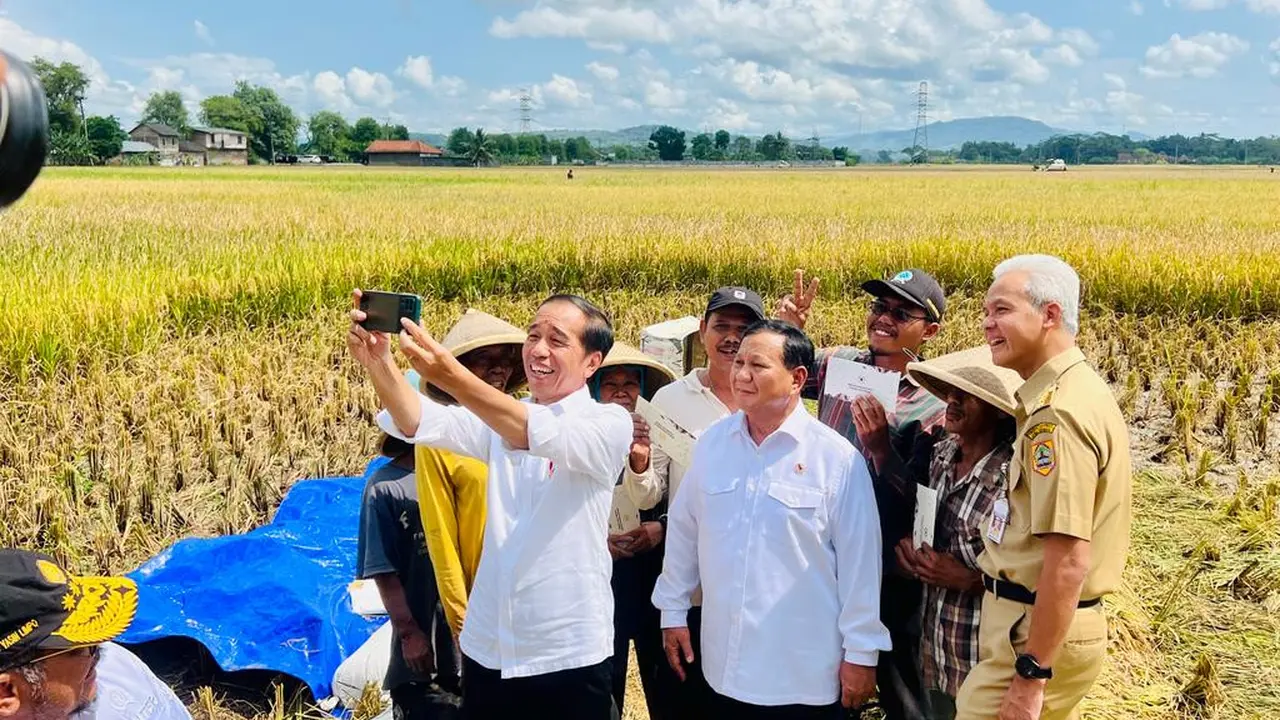 Menteri Pertahanan Prabowo Subianto dan Gubernur Jawa Tengah Ganjar Pranowo tampil akrab saat mendampingi Presiden Joko Widodo (Jokowi) di Jawa Tengah. Jokowi juga terlihat melakukan swafoto bersama Prabowo dan Ganjar ( Sekretariat Presiden)