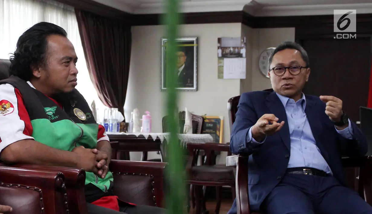 Ketua MPR Zulkifli Hasan (kanan) berbincang dengan perwakilan Masyarakat Ojek Online Seluruh Indonesia (MOSI) di Ruang Kerja Ketua MPR, Jakarta, Kamis (25/10). MOSI menyampaikan berbagai keluhan kepada Zulkifli Hasan. (Liputan6.com/JohanTallo)