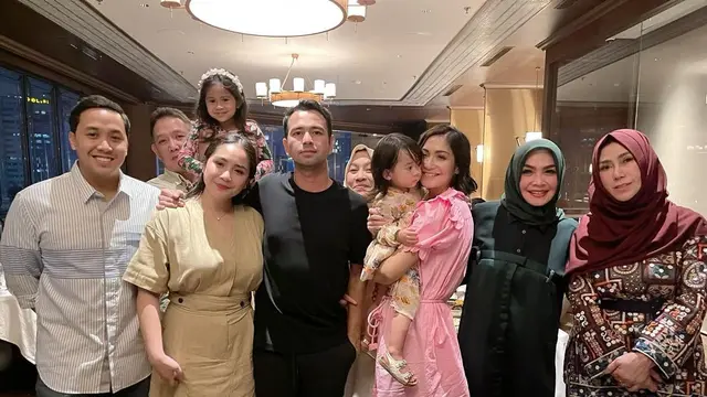 6 Potret Ulang Tahun Rieta Amilia Ibunda Nagita Slavina, Digelar di Resto Mewah