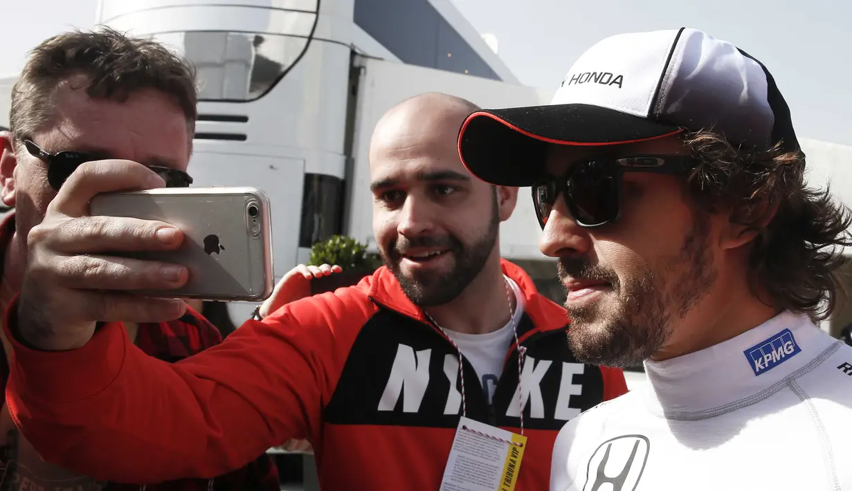 Fernando Alonso, dengan Mobil Mclaren menempati posisi ke-9 dengan waktu 1m 26.082s pada hari ke-2 sesi tes pramusim di Sirkuit Catalunya, Barcelona, Selasa (23/2/2016) malam WIB.  (REUTERS/Sergio Perez)