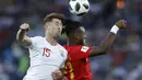 Bek Inggris, Gary Cahill, duel udara dengan striker Belgia, Michy Batshuayi, pada laga grup G Piala Dunia di Stadion Kaliningrad, Kaliningrad, Rabu (28/6/2018). Belgia menang 1-0 atas inggris. (AP/Hassan Ammar)