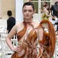 Maisie Williams mengenakan salah satu busana kreasi Iris van Herpen untuk pertunjukan landasan pacu&nbsp;di&nbsp;Paris Haute Couture Fashion Week 2023. (dok. Instagram @irisvanherpen/https://www.instagram.com/p/CuQAz_ssVfw/)