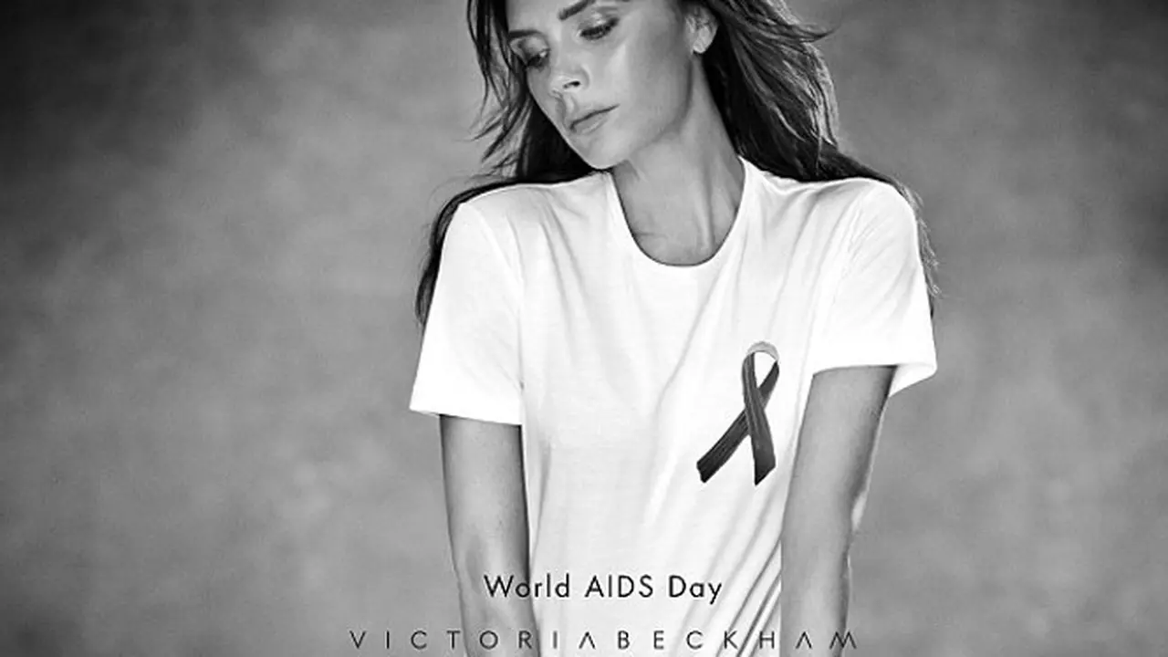 Peringati Hari AIDS Sedunia,Victoria Beckham Jual Kaos untuk Amal
