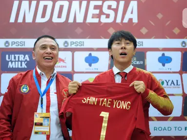 Pelatih timnas Indonesia, Shin Tae-yong (kanan) saat diperkenalkan oleh Ketua Umum Perserikatan Sepak Bola Seluruh Indonesia (PSSI) periode 2019-2023, Mochammad Iriawan di Ruang VVIP Stadion Pakansari, Kab Bogor, Jawa Barat, Sabtu (28/12/2019). (Liputan6.com/Helmi Fithriansyah)