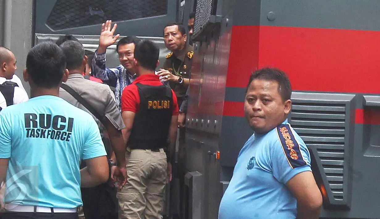 Basuki Tjahaja Purnama atau Ahok menyapa awak media saat tiba di Rutan Cipinang, Jakarta Timur, Selasa (9/5). Ahok divonis dua tahun penjara oleh Majelis Hakim dan langsung digelandang ke Rutan Cipinang, Jakarta Timur. (Liputan6.com/Helmi Afandi)