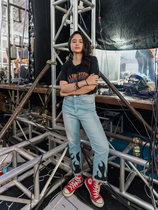 Tissa nampak keren mengenakan streetwear print dengan atasan black t-shirt serta mengenakan converse berwarna merah/ (instagram/tissabiani)