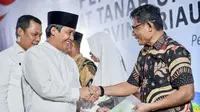 Wakil Menteri Agraria dan Tata Ruang/Badan Pertanahan Nasional (ATR/BPN), Raja Juli Antoni saat menyerahkan 500 sertifikat tanah di Pekanbaru, Riau, Rabu (24/1/2024). (Foto: Istimewa).