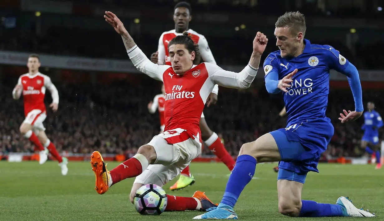 Bek Arsenal, Hector Bellerin, berusaha menghentikan striker Leicester, Jamie Vardy, pada laga Premier League di Stadion Emirates, London, Rabu (26/4/2017). Arsenal menang 1-0 atas Leicester. (AFP/Ian Kington)