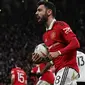 Selebrasi gelandang Manchester United, Bruno Fernandes setelah menjebol gawang Fulham lewat titik penalti pada laga perempatfinal Piala FA 2022/2023 di Old Trafford Stadium, Manchester (19/3/2023). Bruno Fernandes menjadi pemain terakhir MU yang mengenakan jersey bernomor punggung 8 sejak awal musim 2022/2023, mewarisinya dari juan Mata. Sebelumya Bruno Fernandes mengenakan nomor punggung 18 sejak didatangakn dari Sporting Lisbon pada tengah musim 2019/2020. (AFP/Paul Ellis)