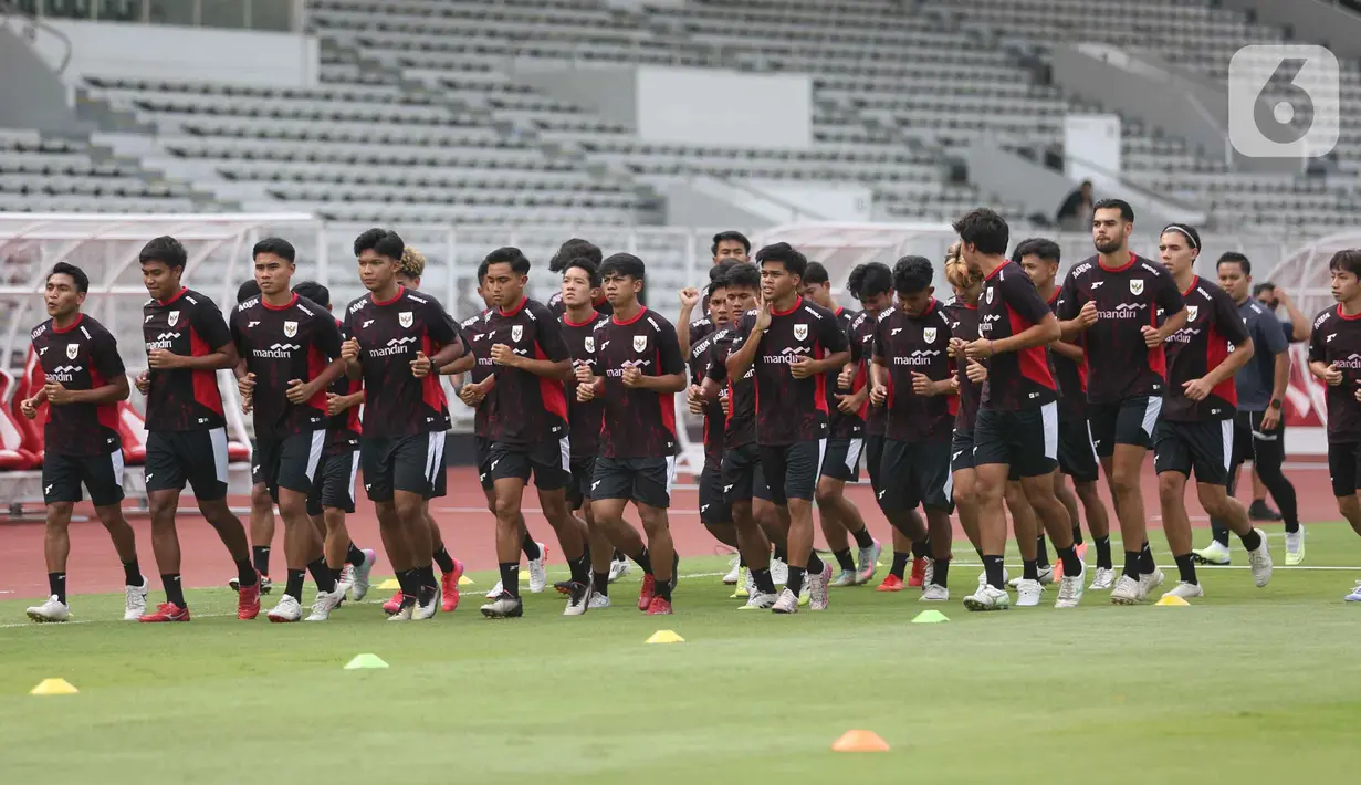 Latihan ini bagian persiapan jelang laga uji coba melawan India U-23. (Liputan6.com/Helmi Fithriansyah)