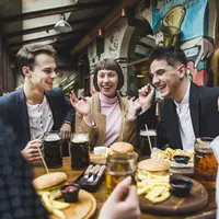 Ilustrasi Hangout Bersama Teman Credit: freepik.com