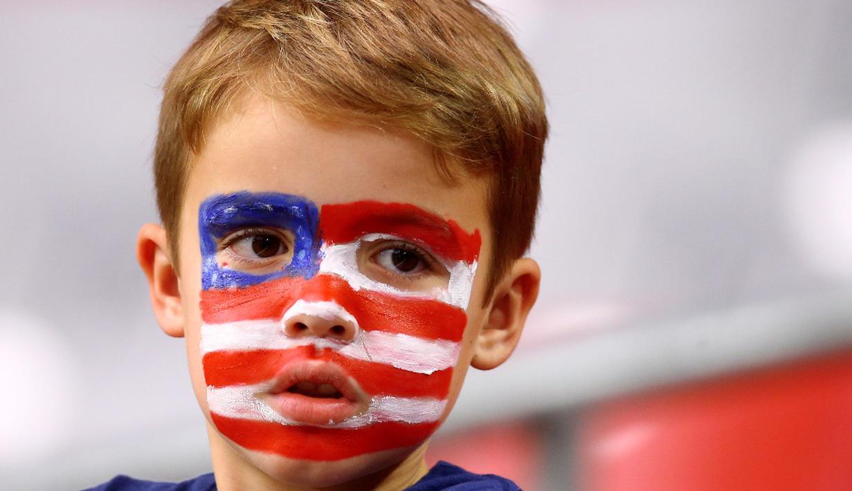 Gaya suporter cilik AS saat mendukung timnya melawan Kolombia pada laga perebutan tempat ketiga Copa America Centenario 2016 di Stadion Universitas Phoenix, AS, Minggu (26/6/2016) pagi WIB. (Reuters/Mark J. Rebilas-USA Today Sports)