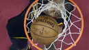 Aksi pemain Cleveland Cavaliers, LeBron James mencetak poin saat melawan Boston Celtics pada gim keempat final Wilayah Timur NBA basketball di Quicken Loans Arena (21/5/2018). Cavaliers menang 111-102. (AP/Tony Dejak)