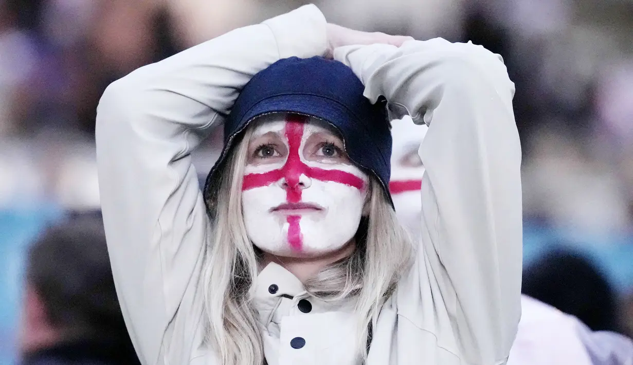 Suporter Timnas Inggris lagi-lagi harus menelan pil pahit usai tim kebanggaannya kembali gagal menjadi juara. (Foto:AP/Matt Dunham)