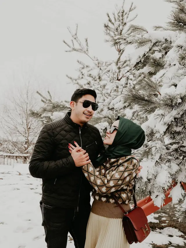 Medina Zein Dikabarkan Jadi Korban KDRT, Ini 6 Potretnya Bareng Suami
