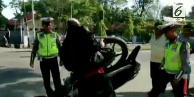 VIDEO: Enggan Ditilang, Pengendara Banting Motor pada Polisi