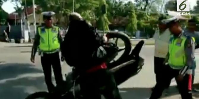VIDEO: Enggan Ditilang, Pengendara Banting Motor pada Polisi