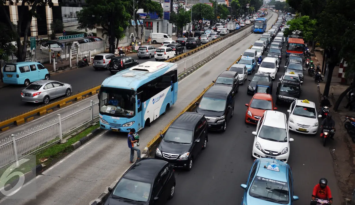 Bus Transjakarta melintas di Jalan Mampang Prapatan Raya, Jakarta, Kamis (6/10). Pemprov DKI Jakarta berencana mengganti bus Transjakarta dengan merek berstandar dunia seperti bus lower deck tipe low entry K250 Scania. (Liputan6.com/Helmi Fithriansyah)