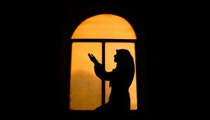 Ilustrasi Bersholawat dan Berdoa (Foto: Pexels/sakine-sarihan)