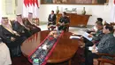 Suasana pertemuan Presiden Joko Widodo dengan Menteri Luar Negeri Arab Saudi Adel bin Al-Jubeir dan rombongannya di Istana Kepresidenan Bogor, Senin (22/10). (Liputan6.com/Angga Yuniar)