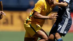 Pesepakbola wanita timnas Australia, Sam Kerr berebut bola dengan pesepakbola wanita timnas Jepang, Emi Nakajima pada turnamen sepakbola di Stadion Qualcomm, San Diego, California, 30 Juli 2017. (AP Photo/Gregory Bull)