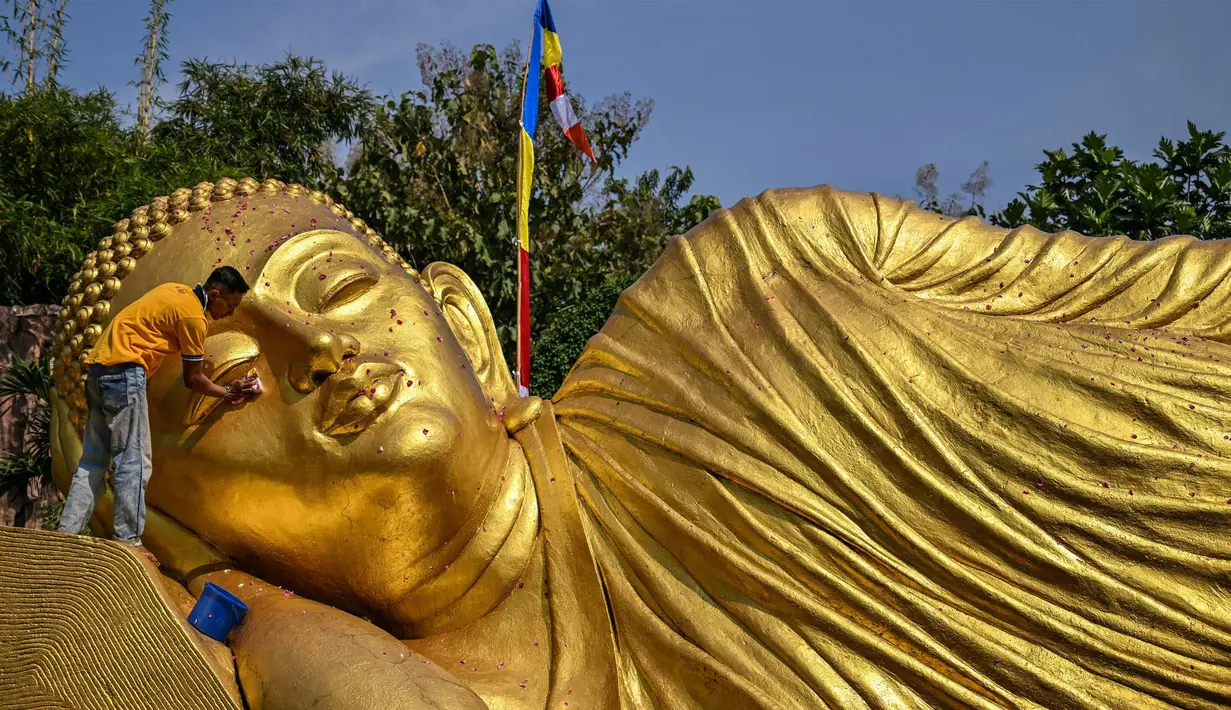 Jelang perayaan Waisak 2568 BE, patung Buddha raksasa di Maha Vihara Mojopahit, Mojokerto dibersihkan. (JUNI KRISWANTO/AFP)