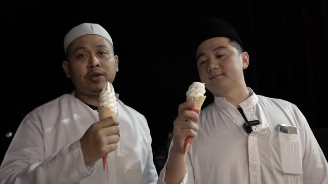 7 Potret Chef Arnold Pakai Baju Gamis dan Peci, Berburu Sahur Bareng Muslim