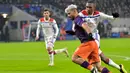 Penyerang man City, Sergio Aguero mencoba melewati pemain Lyon pada laga lanjutan liga champions yang berlangsung di stadion Parc Olympique Lyonnais, Prancis, Rabu (28/11). Manchester City imbang 1-1 kontra Lyon. (AFP/Roman Lafabregue)