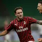 Gelandang AC Milan, Ismael Bennacer (kanan) berselebrasi usai mencetak gol ke gawang Bologna pada pertandingan lanjutan Liga Serie A Italia di stadion San Siro di Milan, Italia, Sabtu, (18/7/2020). AC Milan menang telak 5-1 atas Bologna. (AP Photo/Luca Bruno)