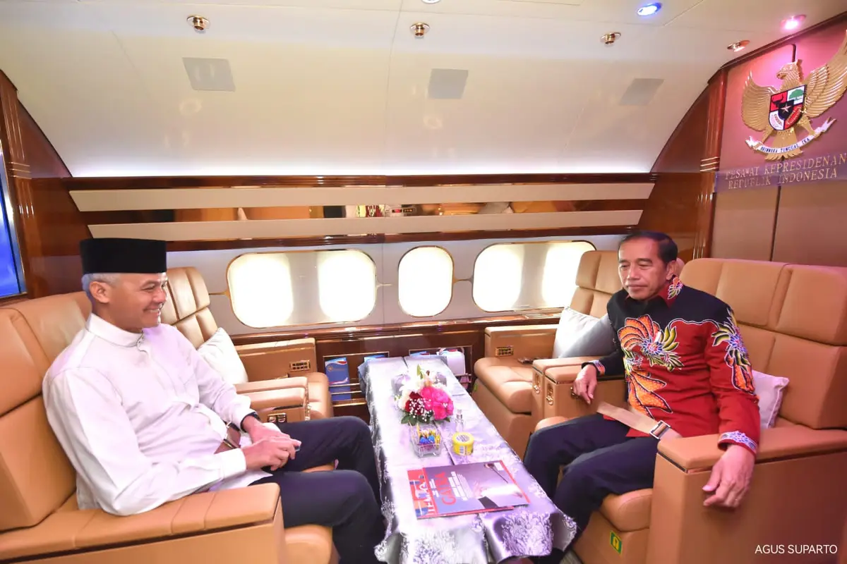 Presiden Joko Widodo atau Jokowi bersama Calon Presiden PDIP Ganjar Pranowo dalam perjalanan Jakarta ke Solo, usai deklarasi capres PDIP yang digelar di Istana Batu Tulis, Bogor.