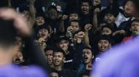 Persikmania menyuntik motivasi kepada pemain saat sesi latihan tim Persik sebelum berangkat melawan Arema FC di Bali. (Gatot Sumitro/Bola.com)