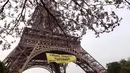 Sebuah spanduk dipasang di Menara Eiffel oleh aktivis Greenpeace sebagai bentuk demonstrasi menentang partai Front Nasional (FN), dua hari sebelum putaran kedua Pemilihan presiden, Paris, Prancis, Kamis (5/5). (AFP/Jacques DEMARTHON)