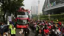 Bus yang ditumpangi Timnas Indonesia U-22 melewati pusat perbelanjaan Senayan Park saat pawai kontingen Indonesia untuk SEA Games 2023 yang bertajuk Kira87uara yang berlangsung di Jakarta, Jumat (19/05/2023). (Bola.com/Bagaskara Lazuardi)