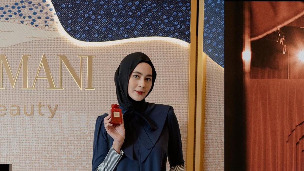Paula Verhoeven Tampil Anggun dengan Hijab dan Gaun Navy di Acara Kecantikan Eksklusif