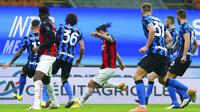 Pemain AC Milan Zlatan Ibrahimovic mencetak gol ke gawang Inter Milan pada pertandingan perempat final Coppa Italia di Stadion San Siro, Milan, Italia, Selasa (26/1/2021). Inter Milan menang 2-1. (Spada/LaPresse via AP)