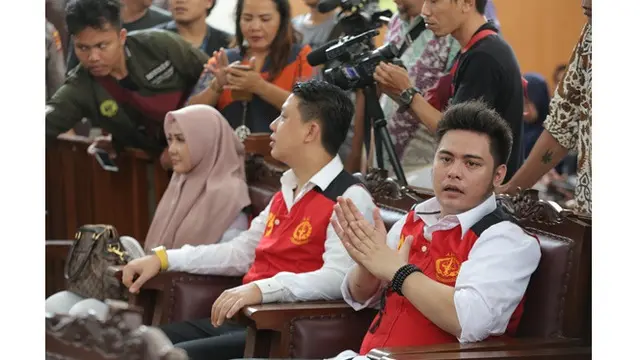 Tak Ditemani Barbie Kumalasari, Ini 5 Potret Terbaru Galih Ginanjar saat Hadiri Sidang