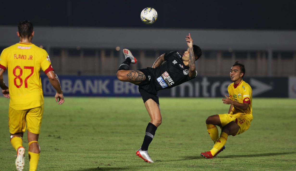 Pemain Tira Persikabo, Ciro Alves, mengontrol bola saat melawan pada Bhayangkara FC laga Liga 1 2019 di Stadion Madya, Senayan, Jakarta, Kamis (4/7/2019). Kedua tim bermain imbang 1-1. (Bola.com/Yoppy Renato)