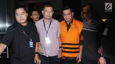 Bupati Nganjuk Taufiqurrahman (kedua kanan) keluar gedung KPK Jakarta, Kamis (26/10). Taufiqurrahman ditahan KPK melalui OTT terkait dugaan suap perekrutan dan pengelolaan ASN/PNS di Kabupaten Nganjuk. (Liputan6.com/Helmi Fithriansyah)