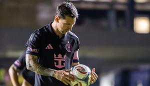 Pemain Inter Miami asal Argentina, Lionel Messi, memegang bola pada pertandingan persahabatan antara Inter Miami CF dan Independiente del Valle di Estadio Juan Ramon Loubriel di Bayamon, Puerto Rico, pada 26 Februari 2026. (Jaydee Lee SERRANO / AFP)