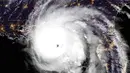 Gambar satelit NOAA menunjukkan Badai Michael mendekati daratan Amerika Serikat, Rabu (10/10). Badai Michael mencapai daratan sebagai badai Kategori 4 di dekat Mexico Beach, Florida dengan membawa kecepatan 250 km/jam. (LIZABETH MENZIES/NOAA/RAMMB/AFP)