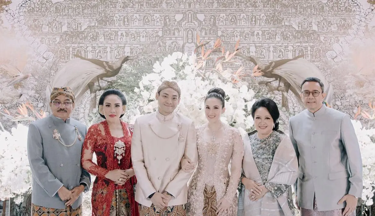 Chelsea Islan dan Rob Clinton Kardinal, didampingi oleh keluarga masing-masing. (Foto: Instagram/@samantha_barbara26)