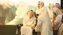 Istri mendiang Abdurrahman Wahid (Gus Dur), Sinta Nuriyah Wahid bersama putrinya saat diatas panggung dalam peringatan Sewindu Haul Gus Dur di Jakarta, Jumat (22/12). (Liputan6.com/Herman Zakharia)