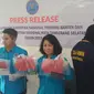 Badan Narkotika Nasional kota Tangerang Selatan (BNNK) menangkap seorang pria berinisial AD (28), yang  membeli ganja cair berbentuk tisu dengan uang virtual dari negara Amerika Serikat ke Tangsel melalui kantor Pos.