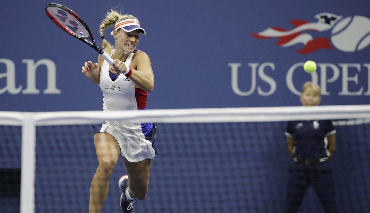 Petenis Jerman, Angelique Kerber, mengembalikan bola saat bertanding melawan petenis Jepang, Naomi Osaka, pada laga turnamen AS Terbuka 2017 di New York, Selasa (29/8/2017). Angelique Kerber kalah 3-6 dan 1-6 dari Naomi Osaka. (AP/Frank Franklin II)