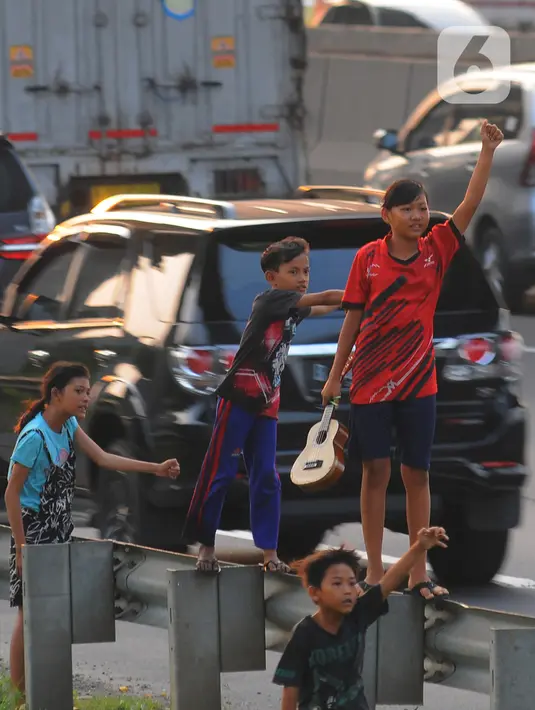 Anak-anak bisa turun ke jalan karena pagar dan tembok pembatas yang ada di pinggir tol telah dirusak oleh orang yang tidak bertanggungjawab.  (merdeka.com/imam buhori)