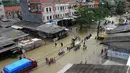 Kendaraan bermotor tidak bisa melewati Jalan KH Hasyim Ashari, Ciledug, Tangerang, karena salah satu jalan yang mengakibat banjir yang mencapai ketinggian 40 cm, Selasa (10/2/2015). (Liputan6.com/Andrian M Tunay)