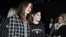 Aktris AS Kristen Stewart (kanan) dan Charlotte Casiraghi tiba untuk koleksi busana Chanel Spring/Summer 2023 selama Paris Fashion Week di Paris pada Selasa, 4 Oktober 2022. (AFP/Julien De Rosa)